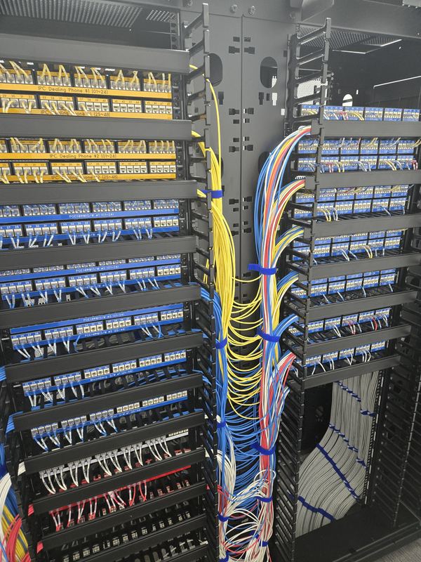 다단으로 구성된 패치패널과 수직 케이블 매니지먼트